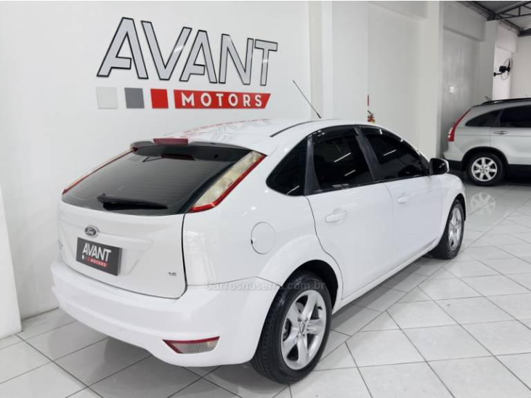 FORD - FOCUS - 2012/2013 - Branca - R$ 44.900,00