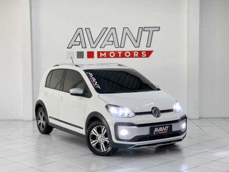 VOLKSWAGEN - UP - 2017/2018 - Branca - R$ 65.900,00