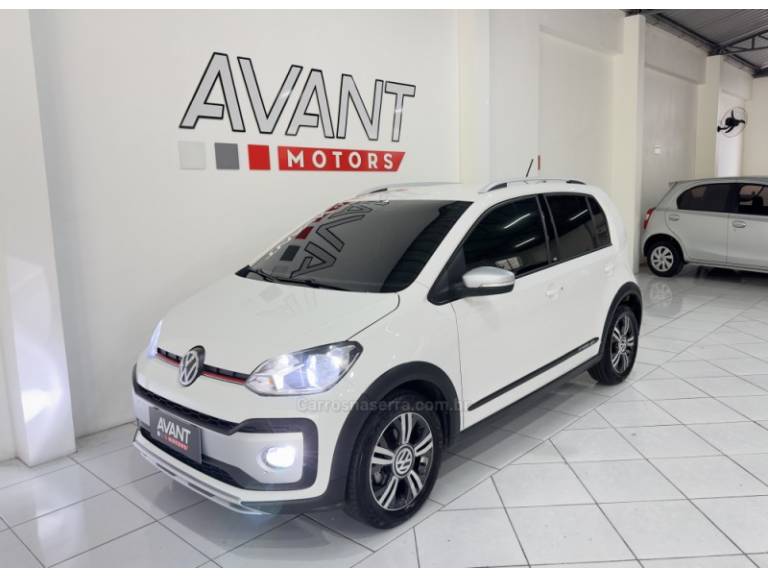 VOLKSWAGEN - UP - 2017/2018 - Branca - R$ 65.900,00
