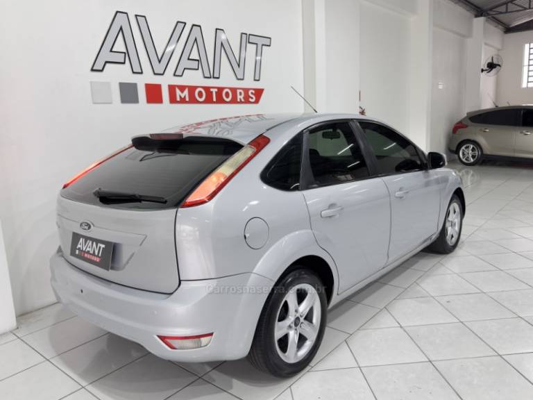 FORD - FOCUS - 2010/2011 - Prata - R$ 43.900,00
