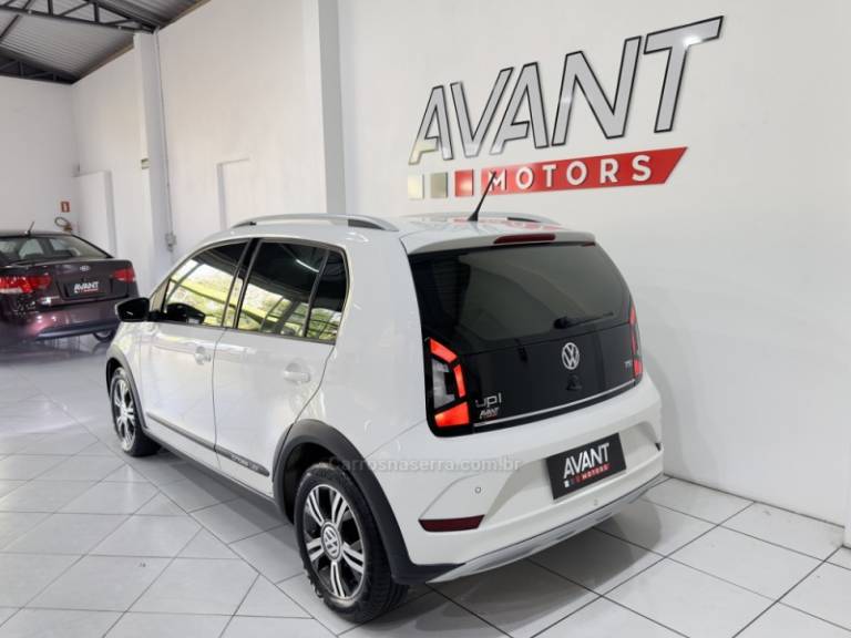 VOLKSWAGEN - UP - 2017/2018 - Branca - R$ 65.900,00