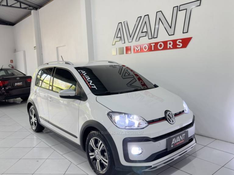 VOLKSWAGEN - UP - 2017/2018 - Branca - R$ 65.900,00