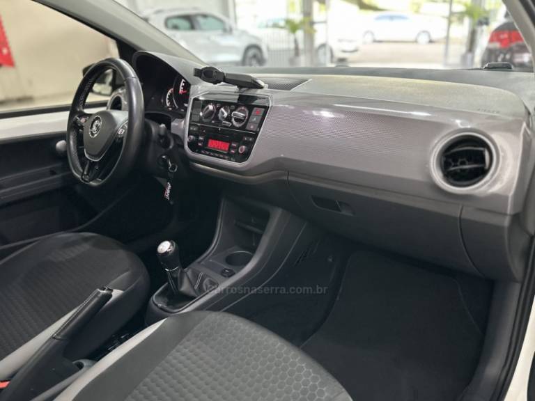 VOLKSWAGEN - UP - 2017/2018 - Branca - R$ 65.900,00