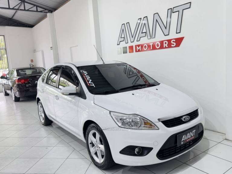 FORD - FOCUS - 2012/2013 - Branca - R$ 44.900,00