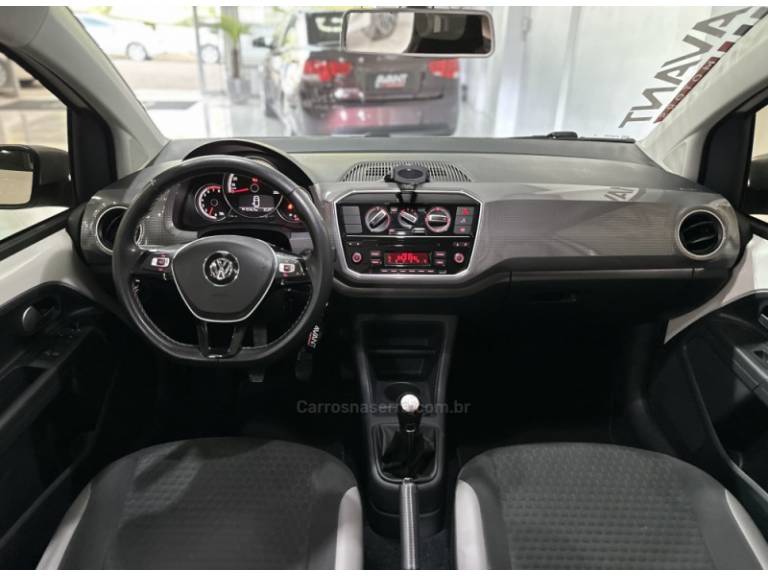 VOLKSWAGEN - UP - 2017/2018 - Branca - R$ 65.900,00