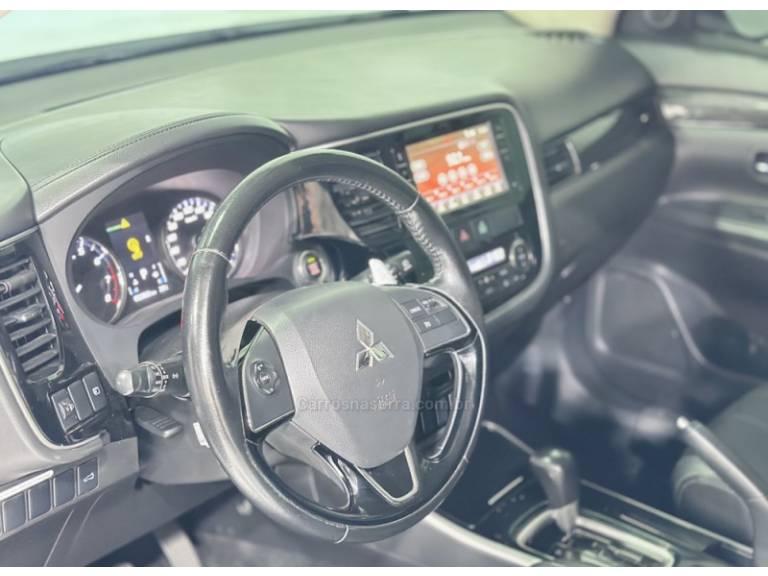 MITSUBISHI - OUTLANDER - 2018/2018 - Branca - R$ 112.900,00