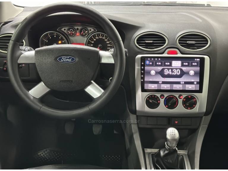 FORD - FOCUS - 2010/2011 - Prata - R$ 43.900,00