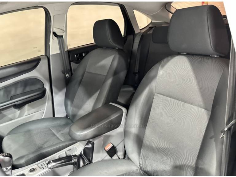 FORD - FOCUS - 2012/2013 - Branca - R$ 44.900,00