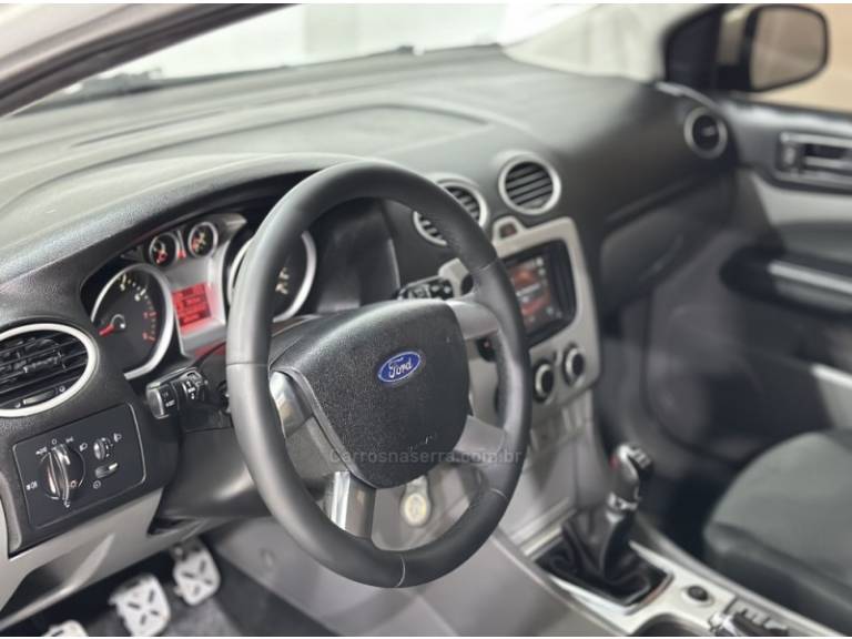 FORD - FOCUS - 2012/2013 - Branca - R$ 44.900,00