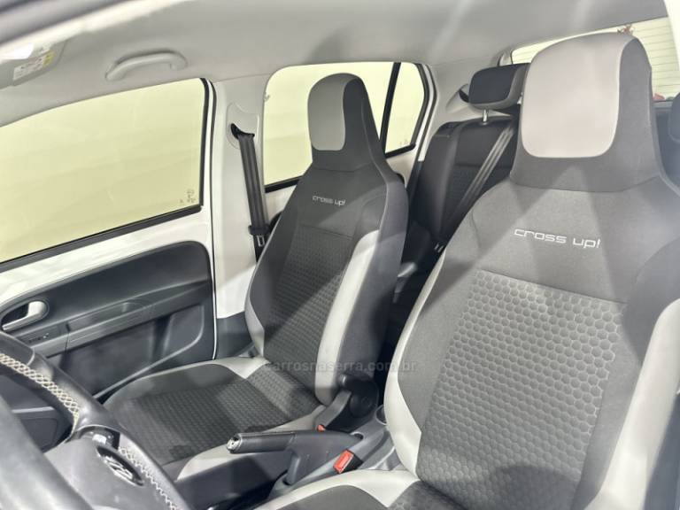 VOLKSWAGEN - UP - 2017/2018 - Branca - R$ 65.900,00