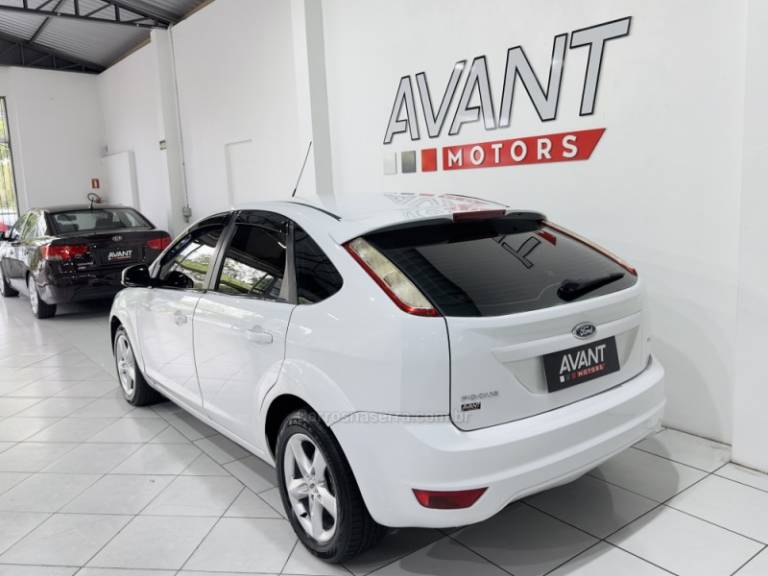 FORD - FOCUS - 2012/2013 - Branca - R$ 44.900,00