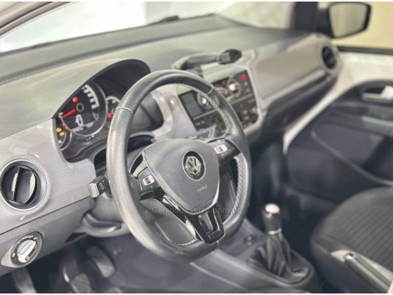 VOLKSWAGEN - UP - 2017/2018 - Branca - R$ 65.900,00