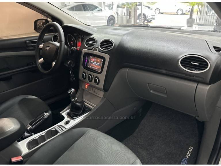 FORD - FOCUS - 2012/2013 - Branca - R$ 44.900,00