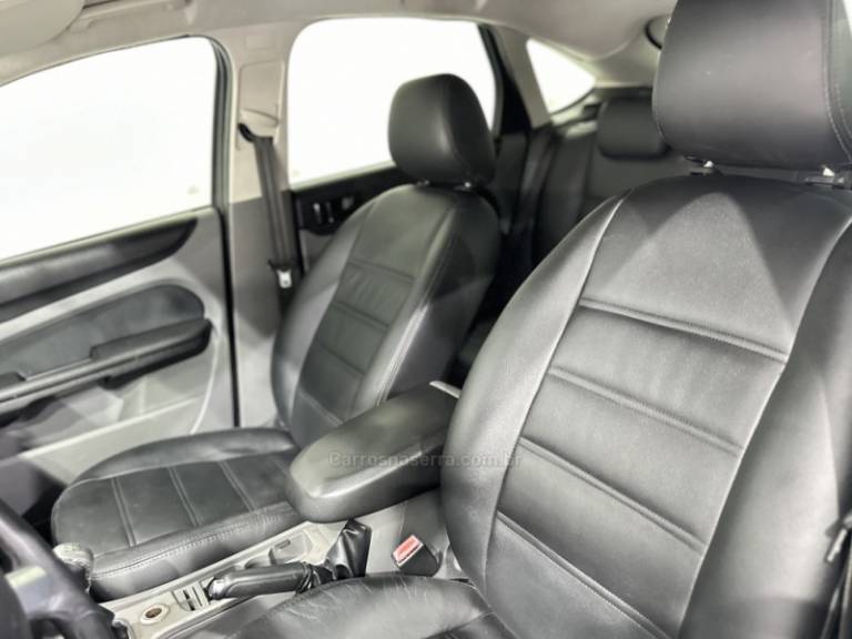 FORD - FOCUS - 2010/2011 - Prata - R$ 43.900,00