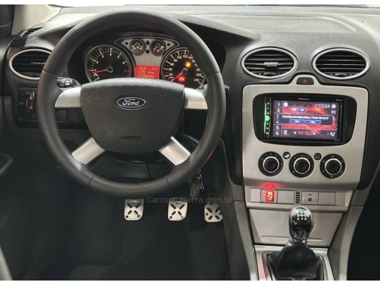 FORD - FOCUS - 2012/2013 - Branca - R$ 44.900,00