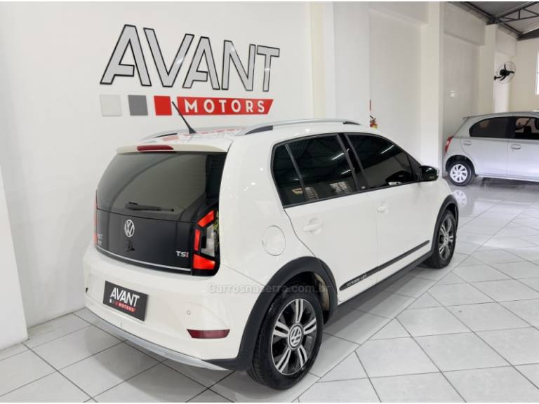 VOLKSWAGEN - UP - 2017/2018 - Branca - R$ 65.900,00