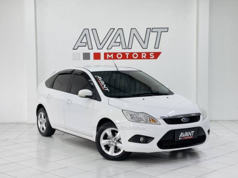 FORD - FOCUS - 2012/2013 - Branca - R$ 44.900,00