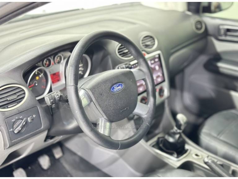 FORD - FOCUS - 2010/2011 - Prata - R$ 43.900,00