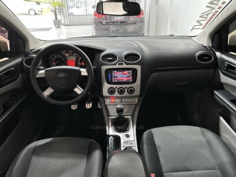FORD - FOCUS - 2012/2013 - Branca - R$ 44.900,00